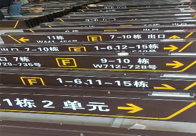 西畴广告标识中，常见的几种安装方式。