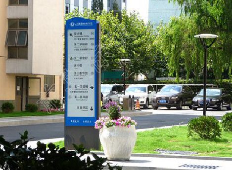 西畴哪些因素影响宣传栏的制作？